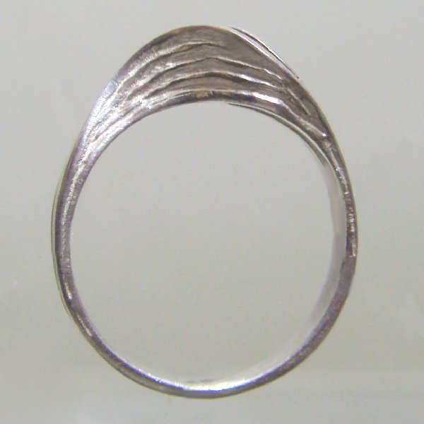 (r1286)Anillo de plata con diseo ondulado.